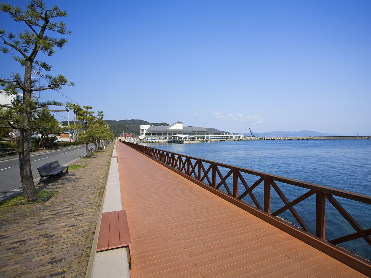 ハーバーホテル海月の前に広がる海とウッドデッキ